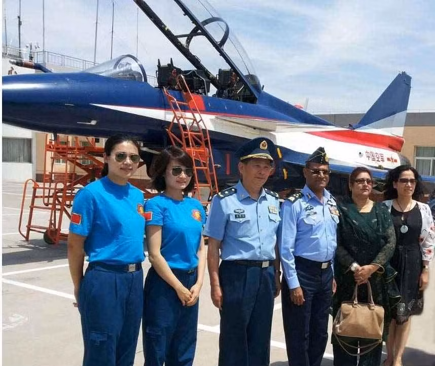 Tham mưu trưởng Không quân Pakistan Sohail Aman thăm quan máy bay Trung Quốc Tham mưu trưởng Không quân Pakistan Sohail Aman thăm quan máy bay Trung Quốc
