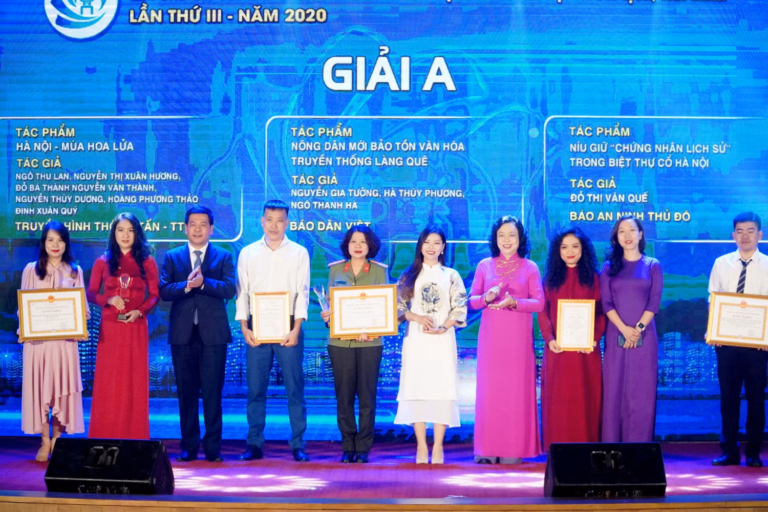 Ban tổ chức trao 3 giải A, Giải báo chí về Phát triển văn hóa và xây dựng người Hà Nội thanh lịch, văn minh lần thứ III. Ảnh: Phạm Minh