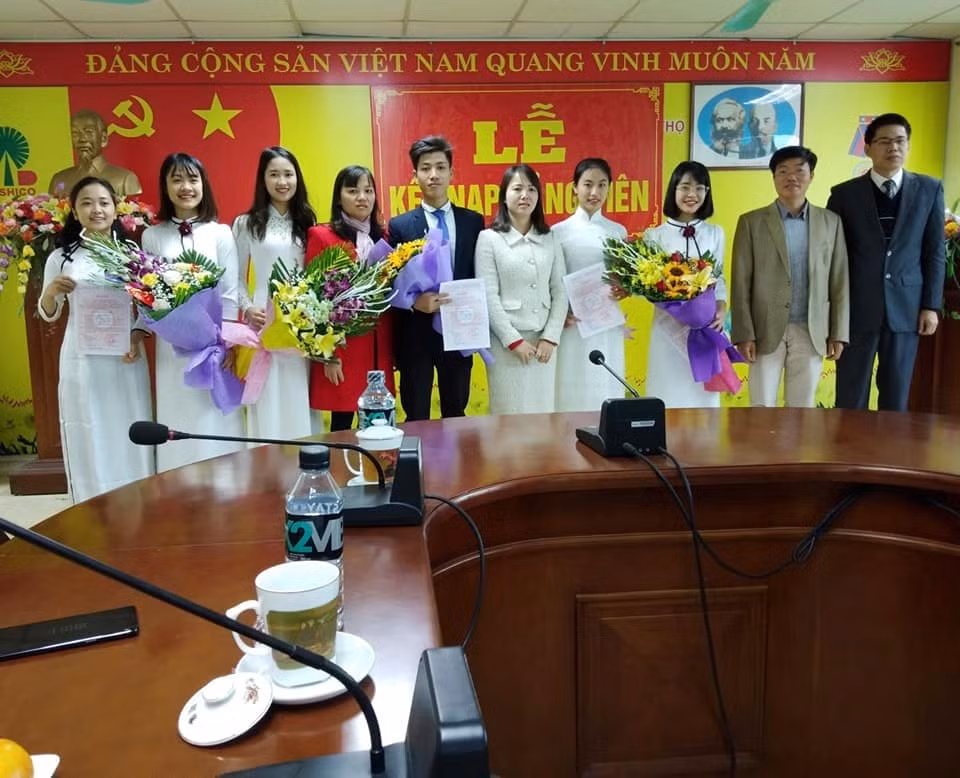 Lễ kết nạp Đảng cho sinh viên.
