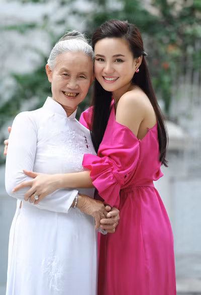 Mẹ Vy Oanh đã ngoài 70 nhưng vẫn vui vẻ đi cùng cô trong mỗi chuyến lưu diễn, chụp ảnh cho các tạp chí. Bà cũng thích dạo phố cùng con gái.(Theo VnE) Mẹ Vy Oanh đã ngoài 70 nhưng vẫn vui vẻ đi cùng cô trong mỗi chuyến lưu diễn, chụp ảnh cho các tạp chí. Bà cũng thích dạo phố cùng con gái.(Theo VnE)