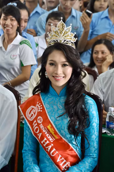 Cô được các thầy cô lẫn bạn bè yêu quý bởi tính cách hòa đồng và chăm chỉ học tập.