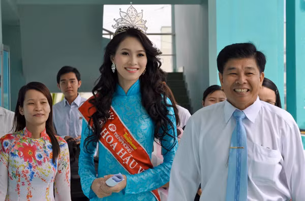 Đúng 14h, Đặng Thu Thảo được đích thân các thầy trong ban lãnh đạo nhà trường ra đón.