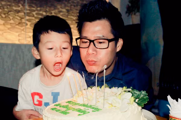 2 cha con cùng thổi nến 2 cha con cùng thổi nến