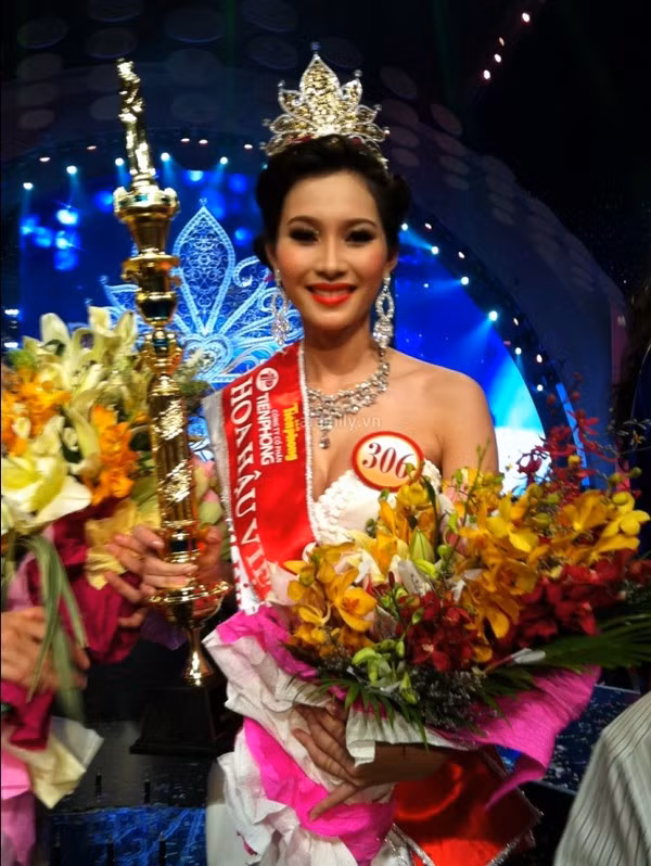 Cuộc thi Hoa hậu Việt Nam 2012 đã kết thúc, vương miện thuộc về cô gái miền Tây 21 tuổi Đặng Thu Thảo. Thu Thảo năm nay 21 tuổi, sở hữu chiều cao 1m73, nặng 49kg và số đo ba vòng 83-60-90. Trước khi lọt vào chung kết Hoa hậu Việt Nam, nữ sinh trường Đại học Tây Đô, Cần Thơ đã đoạt danh hiệu Hoa khôi Đồng bằng sông Cửu Long 2012.