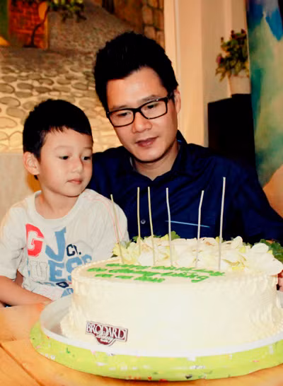 2 bố con rất giống nhau. 2 bố con rất giống nhau.