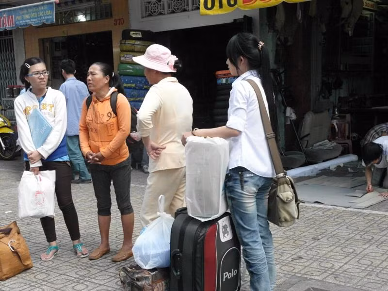 Các bà mẹ hỏi thăm nhau về chuyện thi cử của con cái trước khi chia tay… Xem đáp án môn Vật lí - Xem đáp án môn Toán - Xem đáp án môn Hóa - Xem đáp án môn Ngoại ngữ Khối A1