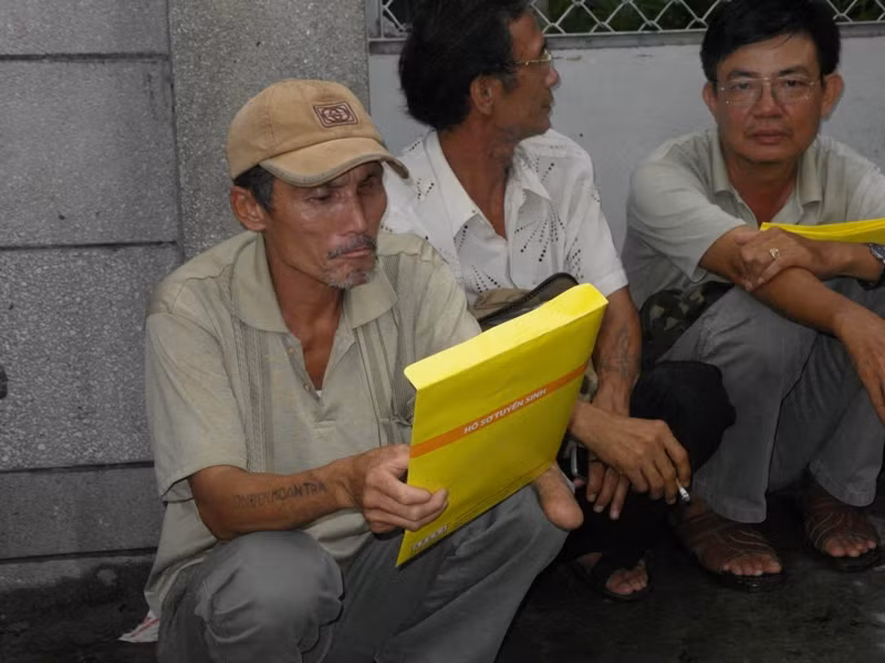 Lão nông Nguyễn Văn Kiển đưa con trai từ Quảng Ngãi vào TP.HCM ứng thí tìm cách giết sự nôn nóng, đang đọc thông tin một trường đại học. Xem đáp án môn Vật lí - Xem đáp án môn Toán