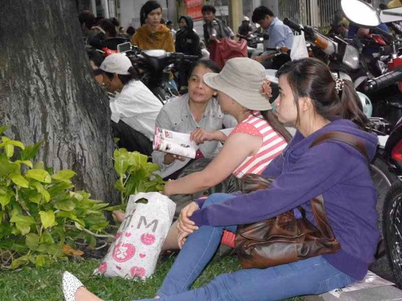 Những ánh mắt chờ đợi bên kia đường Pasteur. Xem đáp án môn Vật lí - Xem đáp án môn Toán