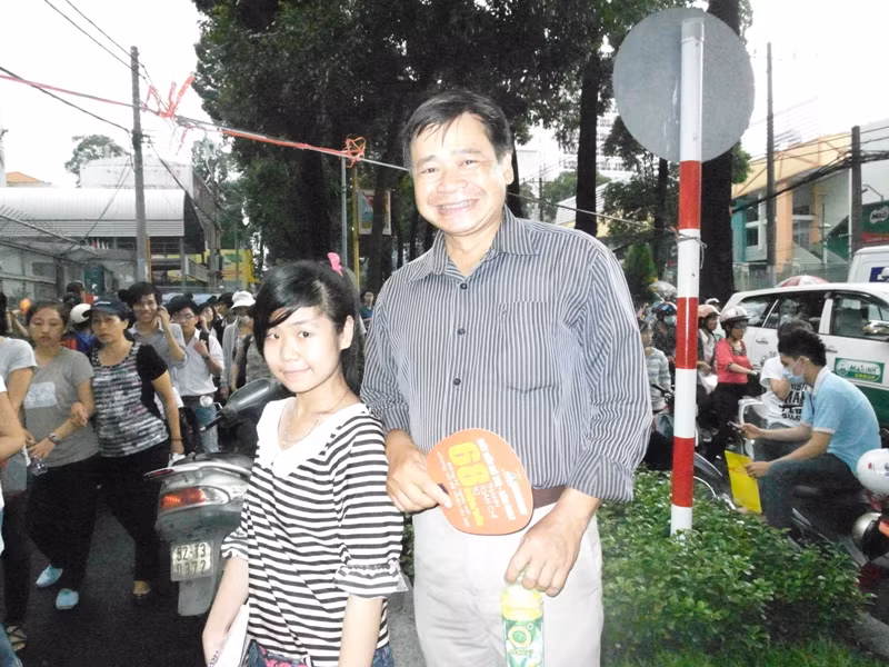 Nụ cười thoải mái của cha con thí sinh Nguyễn Kim Tiền Thảo. Thảo cho biết: “Em làm đề Lí được hơn đề Toán lúc sáng”.
