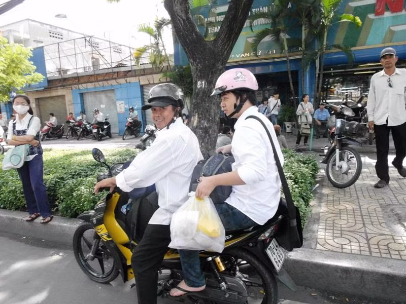 Mang theo khá nhiều đồ đạc, bố cúa thí sinh Lâm Quốc Tỷ cười: “Tui theo con lên Sài Gòn mấy ngày rồi, nhớ nhà quá. Bây giờ chuẩn bị về Tây Ninh. Mệt nhưng vui vì nghe con nói làm bài tốt lắm". Xem đáp án môn Vật lí - Xem đáp án môn Toán - Xem đáp án môn Hóa - Xem đáp án môn Ngoại ngữ Khối A1