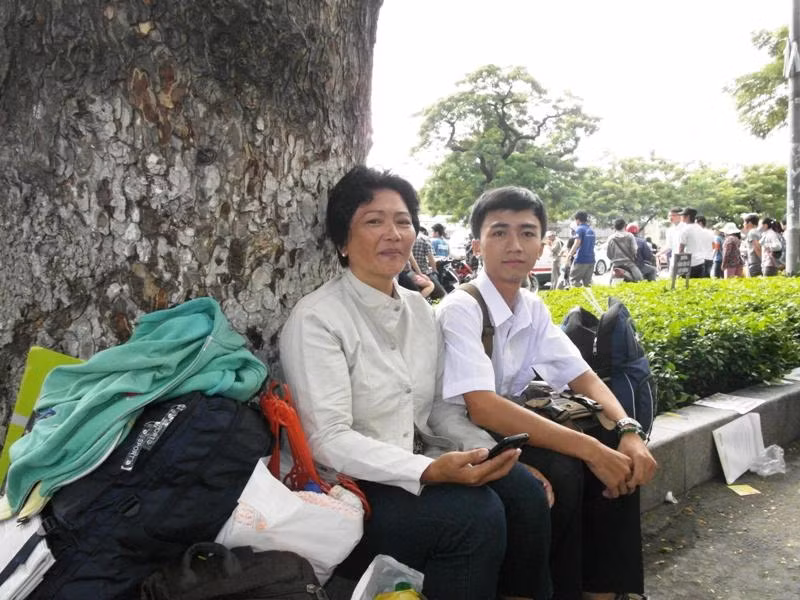 Hai mẹ con thí sinh Trần Trọng Nguyễn đang chuẩn bị quay về An Giang, ngay khi phần thi môn Hoá kết thúc. Người mẹ nông dân này rất vui vì con làm bài tốt. Xem đáp án môn Vật lí - Xem đáp án môn Toán - Xem đáp án môn Hóa - Xem đáp án môn Ngoại ngữ Khối A1