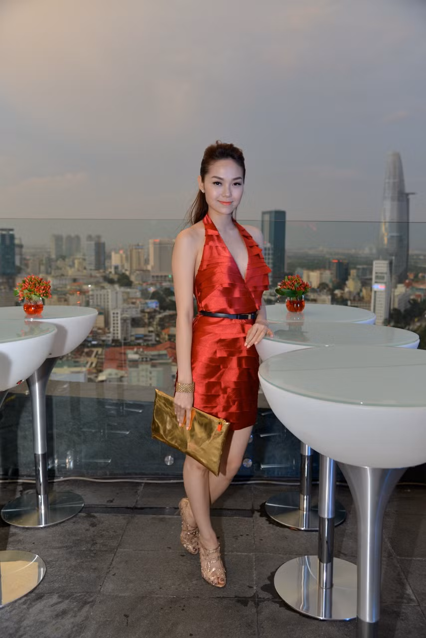 Cô thư thả tạo dáng trên tằng 26 của toà nhà Chill Sky.