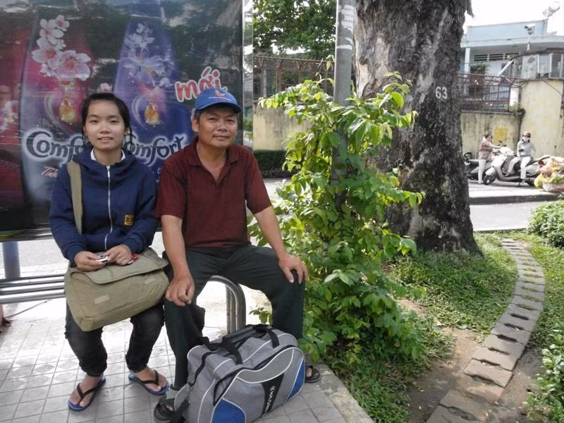 Tuy chỉ cách trung tâm TP.HCM chỉ khoảng 30 cây số nhưng bố con của thí sinh Lê Như Ngọc đã thuê phòng trọ gần điểm thi đã được 4 ngày nay và đang rất nôn nóng quay về nhà. Ngọc thi vào Trường ĐH Sài Gòn. Em rất vui vẻ cho biết: “Em hy vọng mình thi đậu!”. Xem đáp án môn Vật lí - Xem đáp án môn Toán - Xem đáp án môn Hóa - Xem đáp án môn Ngoại ngữ Khối A1