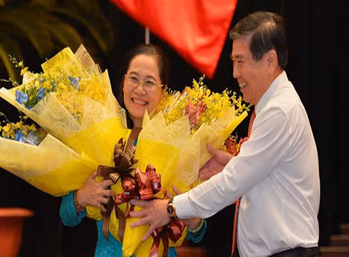 Chủ tịch Ủy ban nhân dân Thành phố Hồ Chí Minh tặng hoa cho tân Chủ tịch Hội đồng nhân dân (ảnh: SGGP) Chủ tịch Ủy ban nhân dân Thành phố Hồ Chí Minh tặng hoa cho tân Chủ tịch Hội đồng nhân dân (ảnh: SGGP)