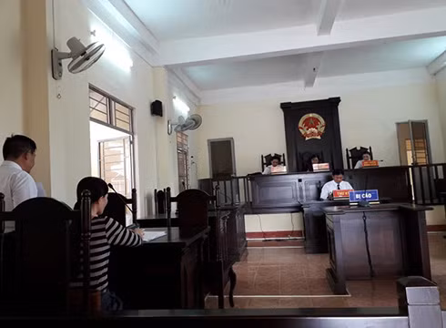 Phiên tòa sơ thẩm ngày 22/3 ở Tòa án nhân dân huyện Trần Văn Thời, tỉnh Cà Mau (ảnh: P.L) Phiên tòa sơ thẩm ngày 22/3 ở Tòa án nhân dân huyện Trần Văn Thời, tỉnh Cà Mau (ảnh: P.L)