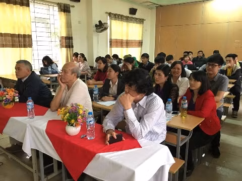 Các giảng viên, chuyên gia đầu ngành công nghệ thông tin chăm chú lắng nghe các đề tài (ảnh: GV)