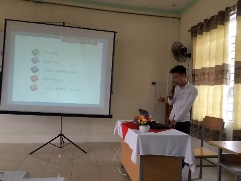 Sinh viên Nguyễn Đức Cảnh đang báo cáo bài nghiên cứu khoa học của mình (ảnh: GV)