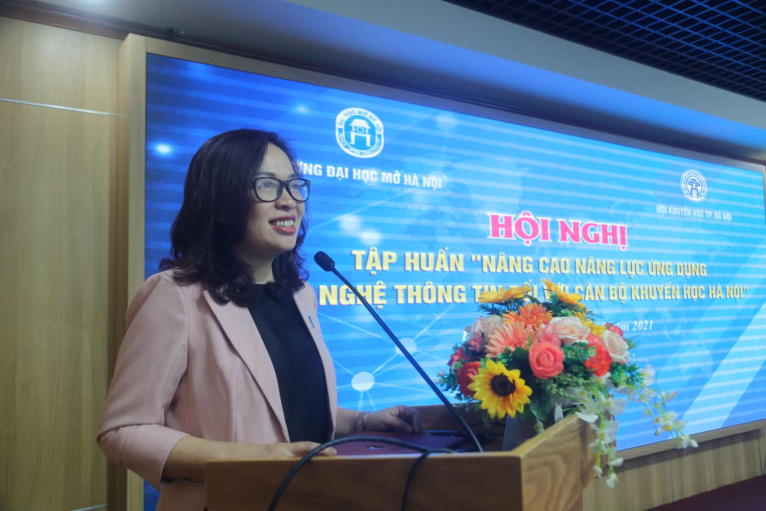 Phó Giáo sư. Tiến sĩ Nguyễn Thị Nhung chia sẻ tại chương trình tập huấn Phó Giáo sư. Tiến sĩ Nguyễn Thị Nhung chia sẻ tại chương trình tập huấn