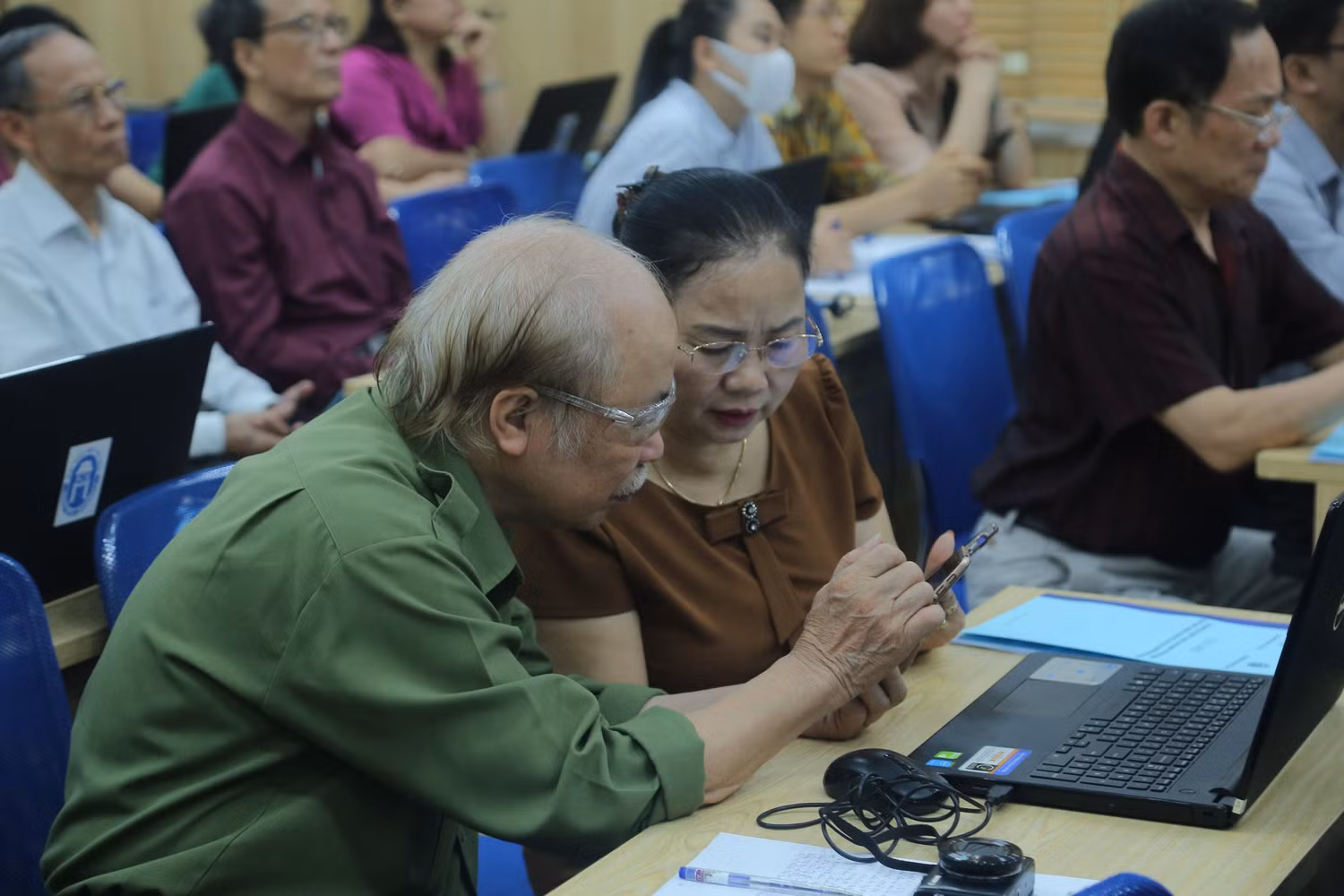 Buổi tập huấn giúp đội ngũ cán bộ khuyến học thành phố nâng cao khả năng khai thác thông tin trên Internet cũng như kỹ năng làm việc trực tuyến Buổi tập huấn giúp đội ngũ cán bộ khuyến học thành phố nâng cao khả năng khai thác thông tin trên Internet cũng như kỹ năng làm việc trực tuyến