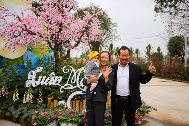Từ sáng sớm, nhiều gia đình đã tranh thủ thời tiết đẹp rủ nhau đến tham quan và vui chơi tại lễ hội. (Ảnh: Minh Sơn/Vietnam+) Từ sáng sớm, nhiều gia đình đã tranh thủ thời tiết đẹp rủ nhau đến tham quan và vui chơi tại lễ hội. (Ảnh: Minh Sơn/Vietnam+)