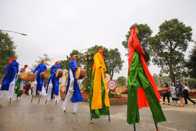 Trong suốt ba ngày diễn ra lễ hội, du khách đều được thưởng thức màn trình diễn của hơn 20 nghệ nhân đi cà kheo, múa biểu diễn lân rồng và diễu hành phúc lộc thọ phát tài lộc cho mọi người. (Ảnh: Minh Sơn/Vietnam+) Trong suốt ba ngày diễn ra lễ hội, du khách đều được thưởng thức màn trình diễn của hơn 20 nghệ nhân đi cà kheo, múa biểu diễn lân rồng và diễu hành phúc lộc thọ phát tài lộc cho mọi người. (Ảnh: Minh Sơn/Vietnam+)