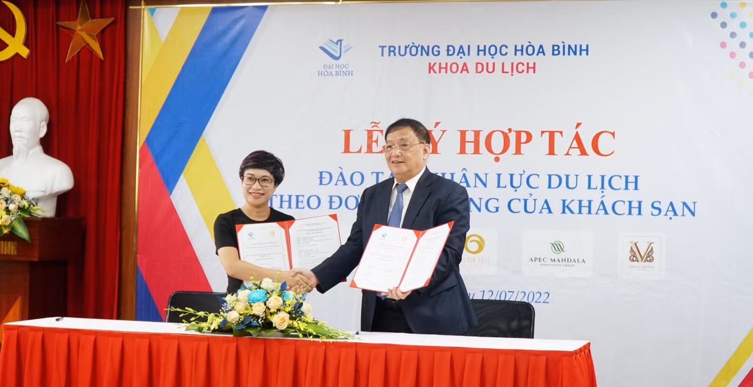 Trường Đại học Hòa Bình ký kết hợp tác với Công ty cổ phần thương mại dịch vụ Cổng Vàng (Golden gate)