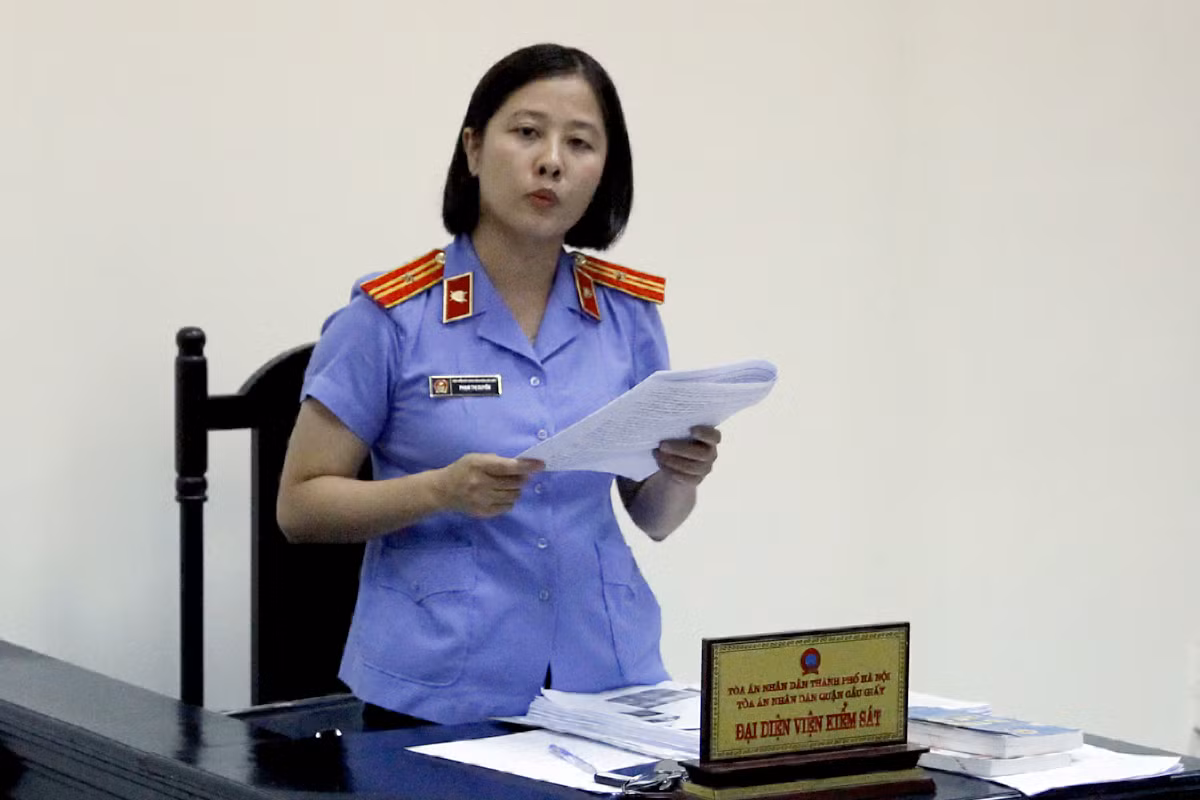 Đại diện Viện kiểm sát nhân dân quận Cầu Giấy - bà Phạm Thị Duyên. Ảnh: Tùng Dương
