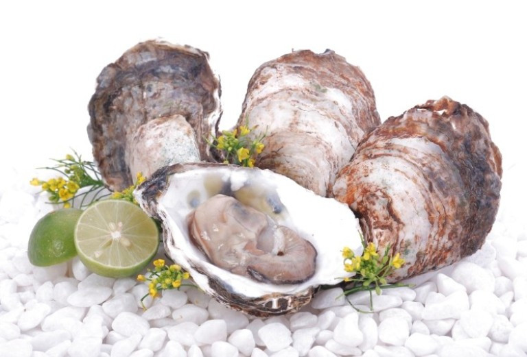 11. Hàu: Hàu là thực phẩm rất dễ bị nhiễm virus Norovirus và vi khuẩn Vibrio vulnificus, gây nôn mửa và tiêu chảy. Vì vậy, bạn không nên ăn món hàu sống, cho dù ăn với mù tạt.