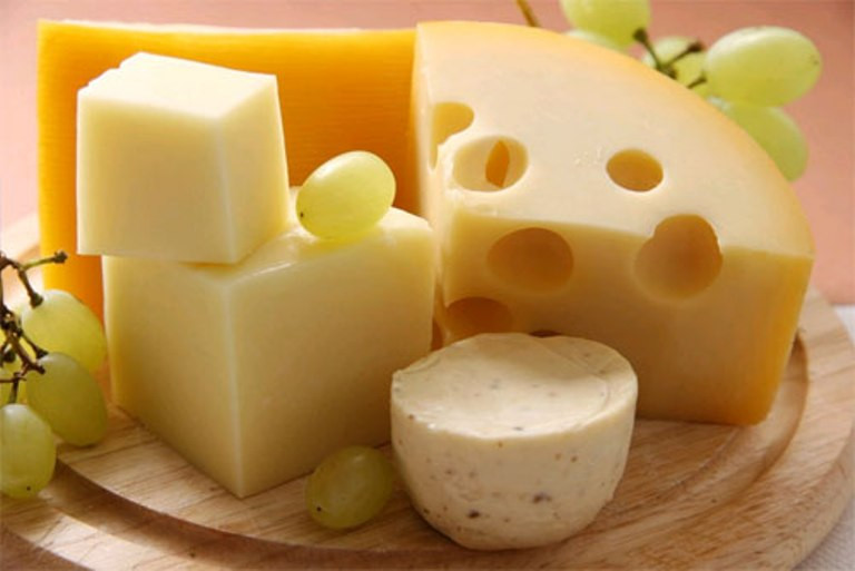 12. Phô mai: Phô mai cũng là một loại thực phẩm rất dễ nhiễm các vi khuẩn như Salmonella và Listeria. Riêng Listeria là một sát thủ có thể gây sảy thai. Do vậy, các bác sĩ thường khuyên phụ nữ có thai nên tránh xa các loại phô mai mềm.