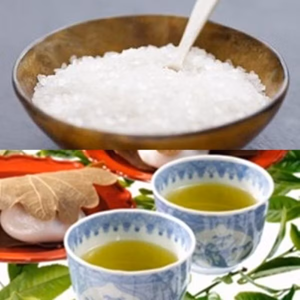 11. Tuần một lần thoa đều trà mặn vào chân tóc rồi xoa bóp nhẹ nhàng da đầu. Cách làm: hòa tan một muỗng to muối i-ốt vào 200ml trà pha đặc, dùng chất này thoa đều vào chân tóc, giữ khoảng một giờ đồng hồ rồi xả sạch bằng nước ấm. 11. Tuần một lần thoa đều trà mặn vào chân tóc rồi xoa bóp nhẹ nhàng da đầu. Cách làm: hòa tan một muỗng to muối i-ốt vào 200ml trà pha đặc, dùng chất này thoa đều vào chân tóc, giữ khoảng một giờ đồng hồ rồi xả sạch bằng nước ấm.