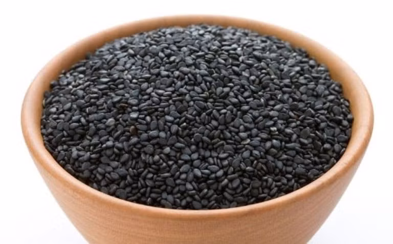 3. Vừng đen 300g rang chín, hà thủ ô 300g sấy khô hai thứ, tán mịn; đường trắng vừa đủ dùng, trộn lẫn với nhau, mỗi ngày dùng 2 lần, mỗi lần 2-3 thìa cà phê hòa với nước sôi. 3. Vừng đen 300g rang chín, hà thủ ô 300g sấy khô hai thứ, tán mịn; đường trắng vừa đủ dùng, trộn lẫn với nhau, mỗi ngày dùng 2 lần, mỗi lần 2-3 thìa cà phê hòa với nước sôi.