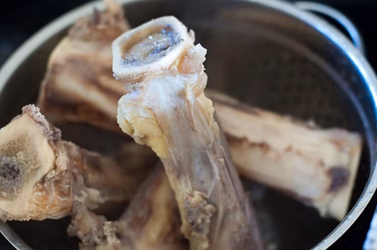 11. Dùng các loại xương lợn, gà, bò, dê, chó mỗi loại 100 gr. Mang tất cả các loại xương trên rửa sạch, đập nát, cho vào nồi đun kỹ lấy nước, bỏ bã. Thêm gạo vào nấu thành cháo, cho gia vị đủ dùng cho trẻ ăn. Món này có tác dụng làm mạnh gân cốt, thêm canxi cho trẻ.