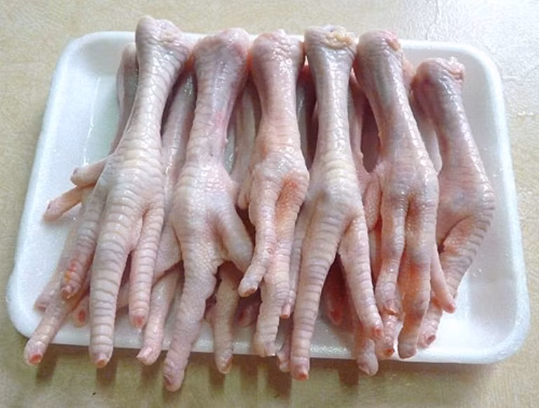 15. Quy bản 30g, chân gà 2 đôi, hồ đào 10g. Quy bản và chân gà chặt vụn, sắc kỹ lấy nước rồi cho hồ đào vào nấu nhừ, nêm đủ muối và gia vị, chia ăn vài lần trong ngày.
