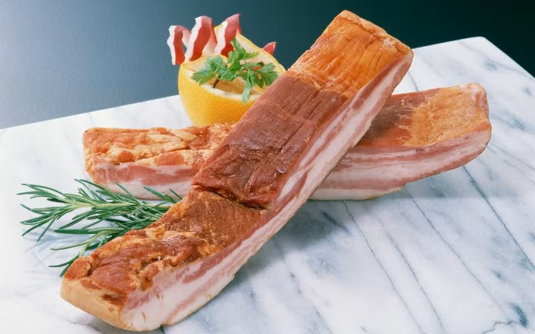10. Xương sụn lợn: Xương sụn lợn 500g rửa sạch hầm nhừ với 50g đậu tương rồi cho trẻ ăn làm vài lần với lượng thích hợp.