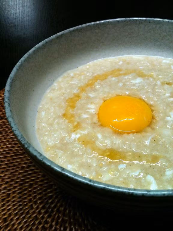 2. Cháo lòng đỏ trứng gà: Lòng đỏ trứng gà 2 cái, gạo ngon 50g, bột gia vị vừa đủ. Trứng gà luộc chín, bỏ lòng trắng, lấy lòng đỏ, sấy khô tán bột. Gạo rang vàng tán thành bột. Cả hai thứ trộn đều, cho vào nồi, đổ nước vừa đủ đun cho cháo sôi kỹ, thêm bột gia vị vào quấy đều, cháo sôi lại là được. Cho trẻ ăn lúc đói ngày 1 lần. Cần ăn trong khoảng 20 – 30 ngày. Cháo lòng đỏ trứng gà cung cấp nhiều canxi và chất dinh dưỡng cho bé