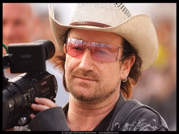 12. Bono Thủ lĩnh của nhóm nhạc lừng danh U2 Bono đã chi 1.700 USD trong năm 2005 để đảm bảo rằng chiếc mũ thời trang của ông được làm “xuyên quốc gia” từ London đến Ý.