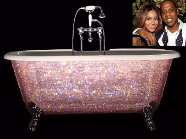 1. Beyonce Dù chưa tròn 1 tuổi nhưng cô con gái nhà Beyonce đã tích lũy được những món quà vô cùng đắt tiền. Trong đó phải kể đến chiếc bồn tắm nạm toàn pha lê Swarovski màu hồng trị giá 5.200 USD mà nữ ca sĩ Kelly Rowland tặng cô bé, chiếc bàn chải làm từ bạc nguyên chất của hãng kim hoàn danh tiếng Tiffany và một căn phòng riêng rộng tới 204 m2.