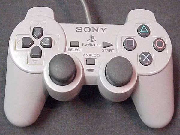 10. Máy chơi game PlayStation Doanh số bán hàng: hơn 300 triệu máy Công ty mẹ: Sony Phiên bản đầu tiên được phát hành vào năm 1995 là bước đột phá của nhà sản xuất điện tử Sony vào lĩnh vực video game. 5 năm sau khi PlayStation đầu tiên được phát hành, Sony đã bắt đầu bán máy chơi game PlayStation 2 và trở thành máy điều khiển trò chơi phổ biến nhất của mọi thời đại với hơn 150 triệu chiếc được bán vào đầu năm 2011. PlayStation 3 tung ra thị trường vào năm 2006 tuy không thành công nhưng cũng bán được hơn 300 triệu chiếc. PlayStation đã được hỗ trợ bởi nhiều thương hiệu trò chơi phổ biến, bao gồm cả Final Fantasy, Grand Theft Auto và Gran Turismo.
