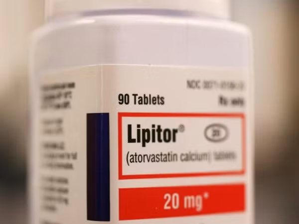 9. Dược phẩm Lipitor Doanh thu: 125 tỷ USD Công ty mẹ: Pfizer Lipitor là loại thuốc giúp làm giảm lượng cholesterol trong máu. Nó được phát triển bởi công ty Warner-Lambert (sau này sáp nhập với Pfizer) và được Cục Quản lý thực - dược phẩm Mỹ cấp phép năm 1997. Mặc dù Lipitor không phải là loại thuốc đầu tiên có khả năng làm giảm cholesterol trong máu nhưng nhờ quảng cáo, Lipitor nhanh chóng trở thành dược phẩm được bán chạy nhất. Đến năm 2008, chi phí quảng cáo thuốc đã lên đến hơn 4,5 tỷ USD và trong năm 2009, Lipitor có chi phí quảng cáo lớn hơn bất cứ loại thuốc nào trên thế giới. Từ năm 1997 tới nay, doanh số bán hàng của thuốc là hơn 125 triệu USD, chiếm 20% - 25% doanh thu của Pfizer.