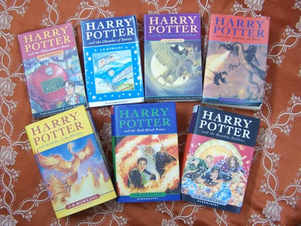3. Bộ truyện "Harry Potter" Doanh số đã bán: 450 triệu bản Công ty mẹ: Scholastic (nhà xuất bản Mỹ) Nhà xuất bản Scholastic đã phát hành đầu tiên cuốn truyện Harry Potter mang tên “Harry Potter và Hòn đá phù thủy” tại Mỹ vào những năm 90. Cuốn sách này ngay lập tức đã bán hết veo và được tái bản liên tục. "Harry Potter" đã trở thành bộ truyện bán chạy nhất với doanh số bán hàng tổng cộng lên tới 7,7 tỷ USD. Bộ truyện này cũng đưa J.K. Rowling trở thành một trong những tác giả được trả lương cao nhất trên thế giới. Gần đây, Rowling đã đồng ý cho phát hành Harry Potter phiên bản e-book và đạt doanh thu 1 triệu USD trong ba ngày. Tập truyện cuối cùng, “Harry Potter và bảo bối tử thần” là một trong những cuốn sách bán nhanh nhất mọi thời đại với hơn 11 triệu bản được bán trong 24 giờ đầu tiên phát hành.