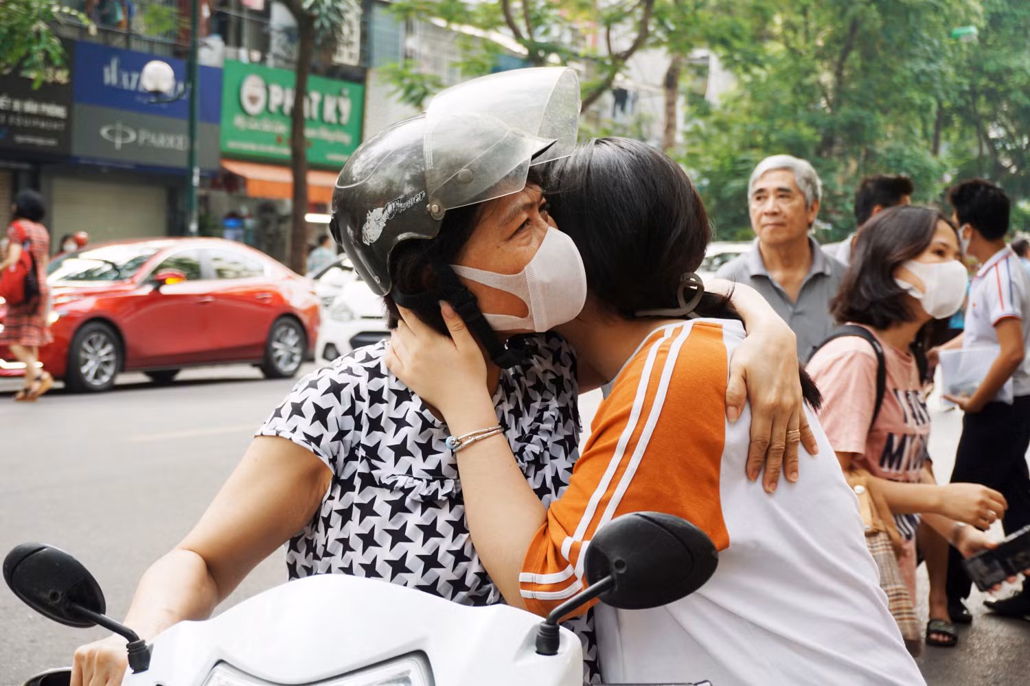 Phụ huynh trao gửi yêu thương, động viên tinh thần con qua những cái ôm. Ảnh: Phạm Minh Phụ huynh trao gửi yêu thương, động viên tinh thần con qua những cái ôm. Ảnh: Phạm Minh