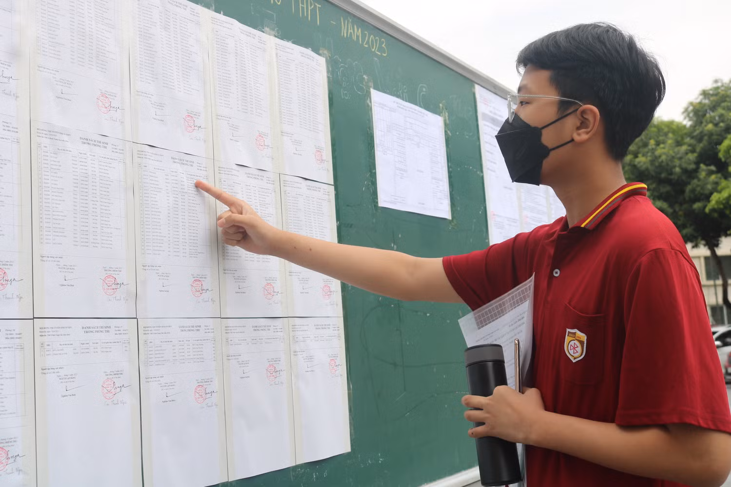 Em Đoàn Nam Thiện tìm kiếm thông tin phòng thi trước giờ làm thủ tục dự thi. Ảnh: Phương Nga Em Đoàn Nam Thiện tìm kiếm thông tin phòng thi trước giờ làm thủ tục dự thi. Ảnh: Phương Nga