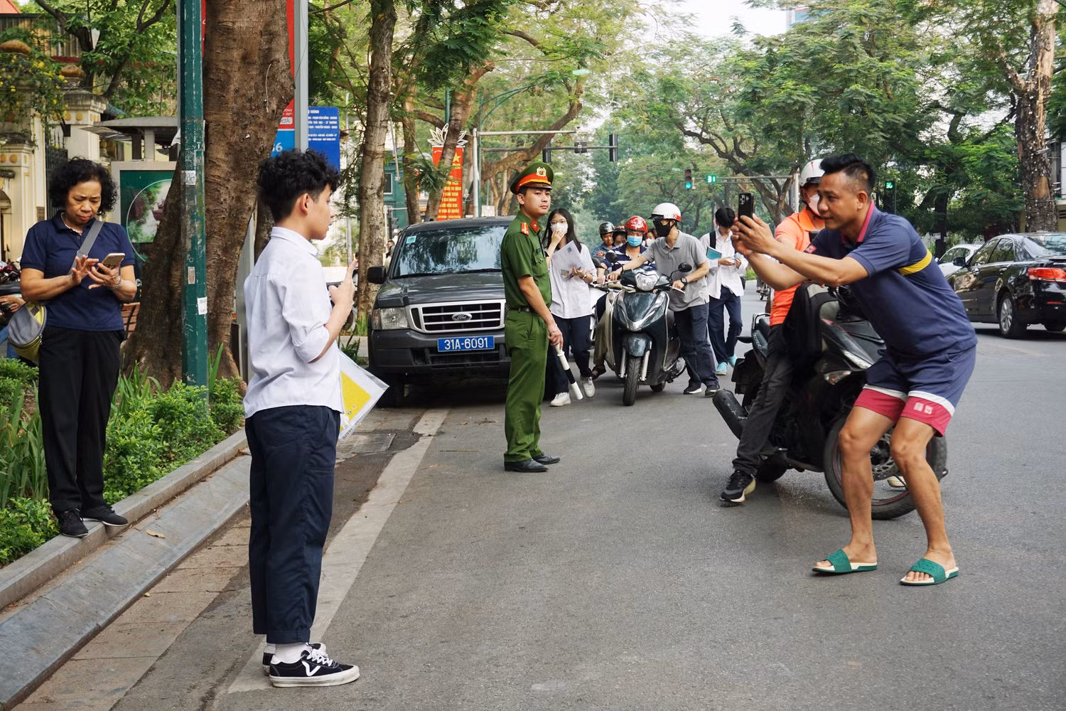 Bố chụp ảnh kỷ niệm cho con trai trước khi bước vào kỳ thi tại điểm thi Trường Trung học phổ thông Việt Đức. Ảnh: Phạm Minh Bố chụp ảnh kỷ niệm cho con trai trước khi bước vào kỳ thi tại điểm thi Trường Trung học phổ thông Việt Đức. Ảnh: Phạm Minh