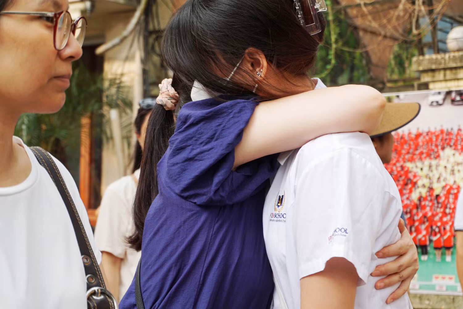 Những cái ôm đầy yêu thương, giúp các sĩ tử mạnh mẽ, tự tin hơn. Ảnh: Phạm Minh Những cái ôm đầy yêu thương, giúp các sĩ tử mạnh mẽ, tự tin hơn. Ảnh: Phạm Minh