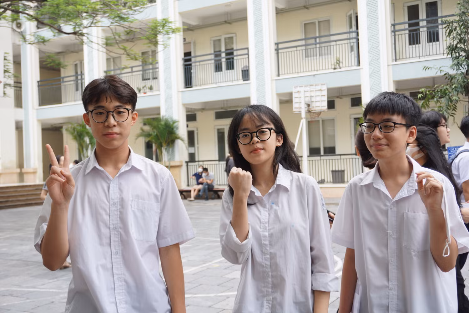 Đỗ Ngọc Thùy Linh (giữa) cùng hai người bạn được thi tại điểm trường mình đang theo học. Ảnh: Phạm Minh Đỗ Ngọc Thùy Linh (giữa) cùng hai người bạn được thi tại điểm trường mình đang theo học. Ảnh: Phạm Minh