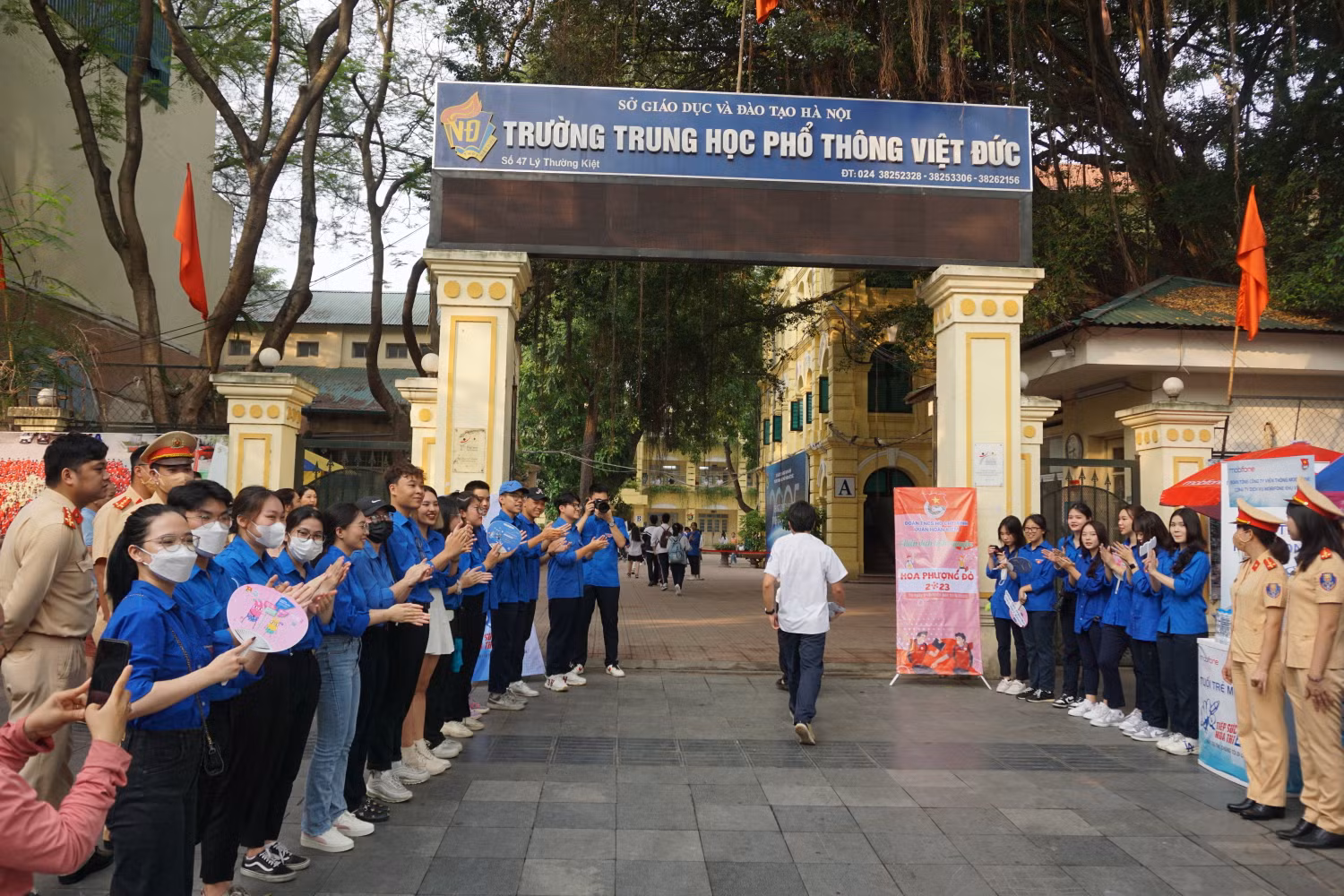 Đội ngũ tình nguyện viên cùng cổ vũ tinh thần, chúc thí sinh may mắn và đạt điểm cao. Ảnh: Phạm Minh Đội ngũ tình nguyện viên cùng cổ vũ tinh thần, chúc thí sinh may mắn và đạt điểm cao. Ảnh: Phạm Minh