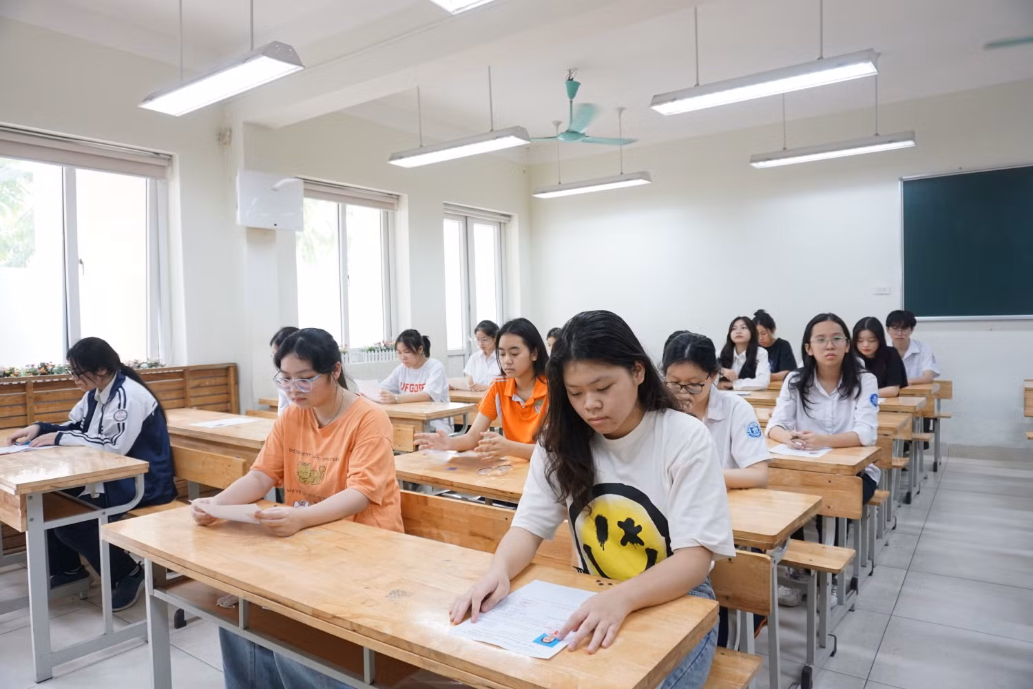 Thí sinh làm thủ tục dự thi và nghe cán bộ coi thi phổ biến quy chế thi. Ảnh: Phạm Minh Thí sinh làm thủ tục dự thi và nghe cán bộ coi thi phổ biến quy chế thi. Ảnh: Phạm Minh