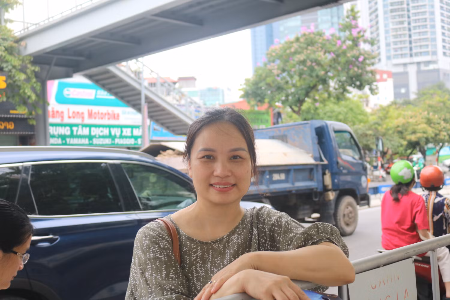 Phụ huynh xin nghỉ làm để đồng hành cùng sĩ tử mùa thi. Ảnh: Vân Ánh Phụ huynh xin nghỉ làm để đồng hành cùng sĩ tử mùa thi. Ảnh: Vân Ánh