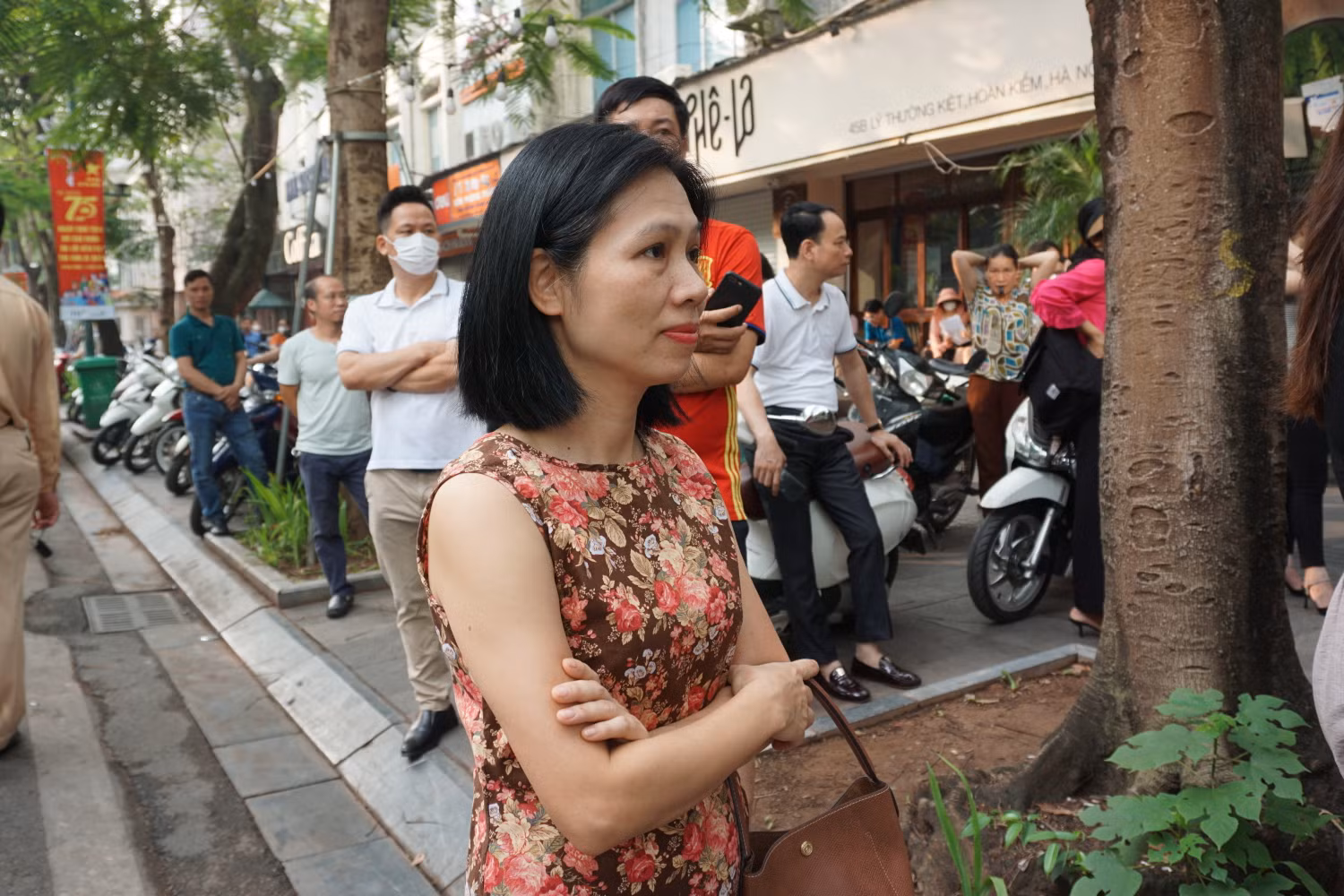 Chị Hoàng Phương dõi theo con bước vào kỳ thi. Ảnh: Phạm Minh Chị Hoàng Phương dõi theo con bước vào kỳ thi. Ảnh: Phạm Minh