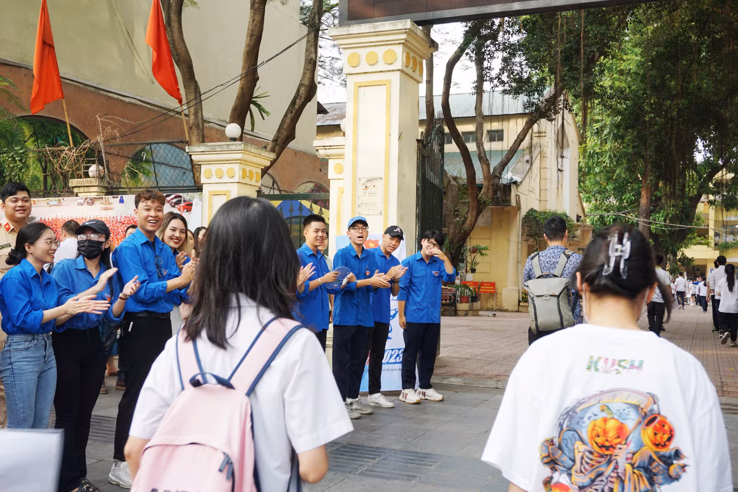 Các tình nguyện viên có mặt từ sớm tiếp sức mùa thi cho các sĩ tử. Ảnh: Phạm Minh Các tình nguyện viên có mặt từ sớm tiếp sức mùa thi cho các sĩ tử. Ảnh: Phạm Minh